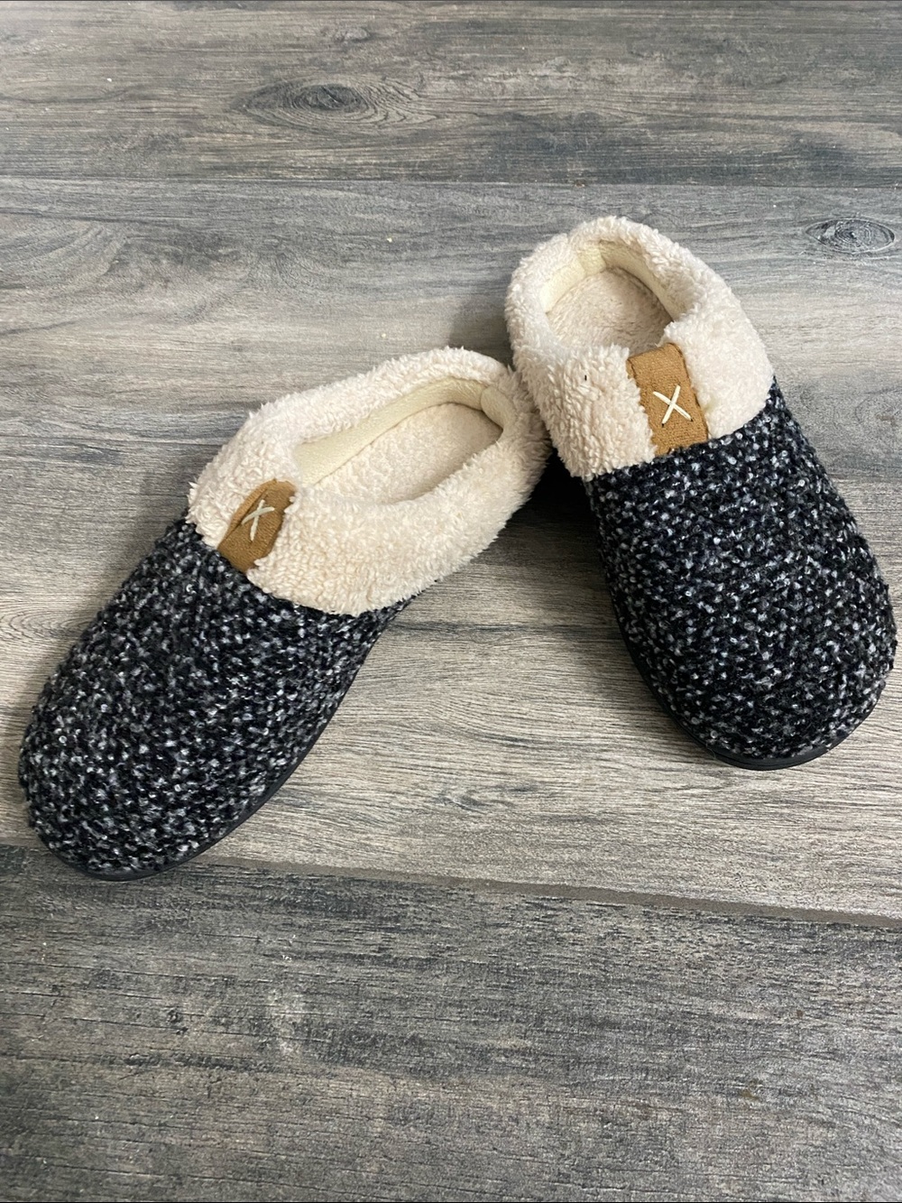 Cozy Plush-Lined Women's Slip-On Slippers in Black & Cream